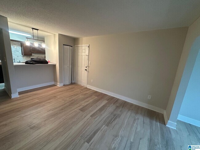 Building Photo - 412 Skyview Dr