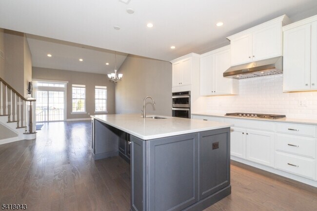 Building Photo - 76 Van Cleef Dr