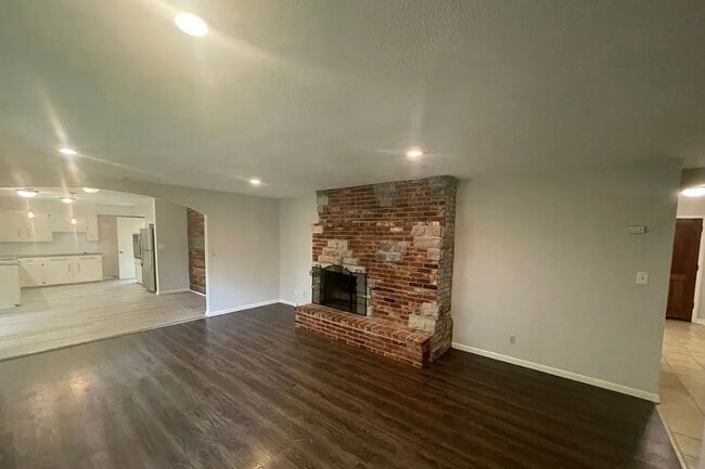Building Photo - Beautiful 3 bed 2 bath home AVAILABLE NOW!