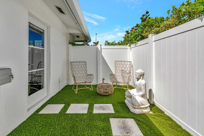 Building Photo - 136 Worth Ct S