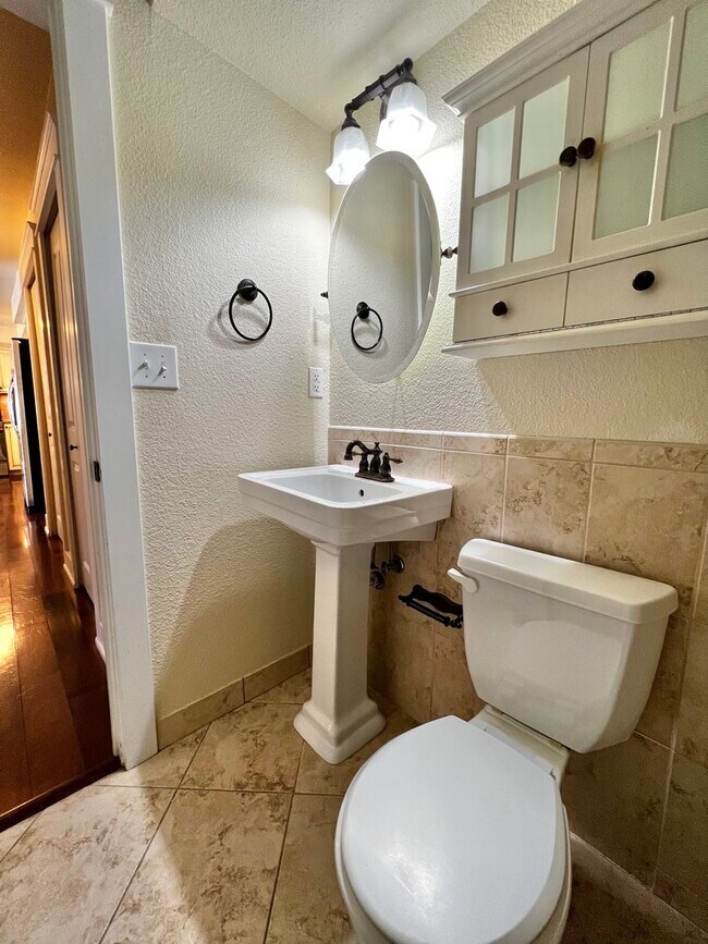 Building Photo - Charming Home Near CSU Campus – Move-In Re...