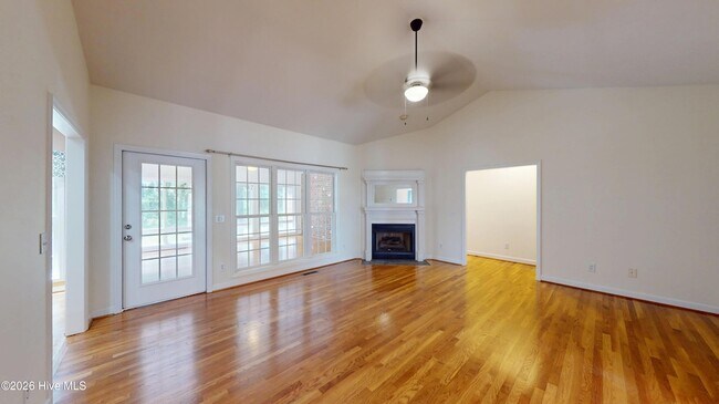 Building Photo - 1140 Greenbriar Dr