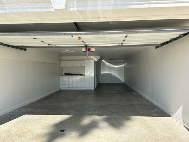 Building Photo - Amazing 3 story free standing contemporary house with terrific ocean views in Playa Del Rey