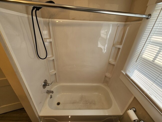 Building Photo - !! Spacious 2-Bedroom, 1-Bathroom Home AVA...