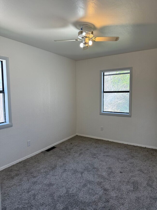 Building Photo - 2 bed 1 bath on Montezuma