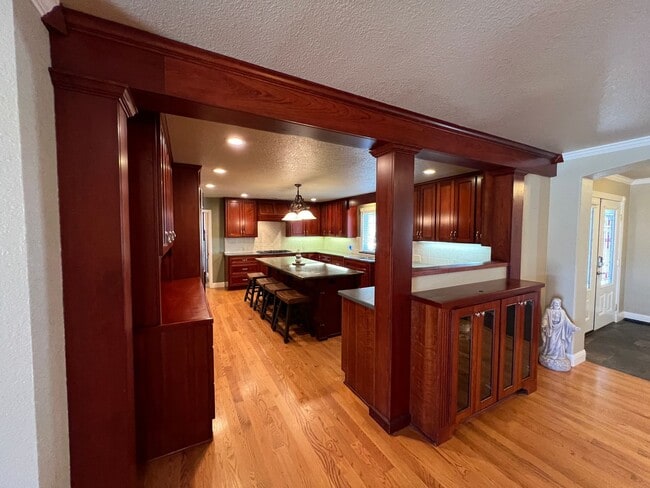 Building Photo - Stunning Country property in Oakdale!
