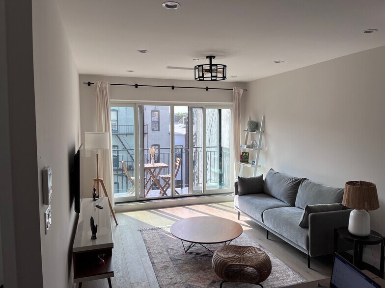 Building Photo - 1390 Putnam Ave