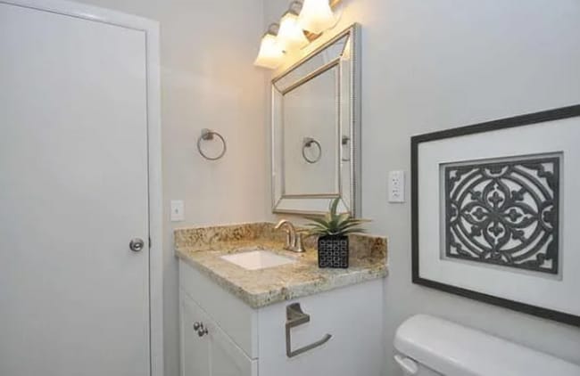 Building Photo - 4 Bedroom/ 2 Bathroom house in Midvale