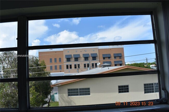 Building Photo - 1885 NE 121st St