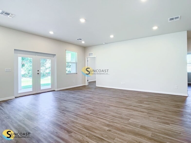 Building Photo - 585 Marion Oaks Pass