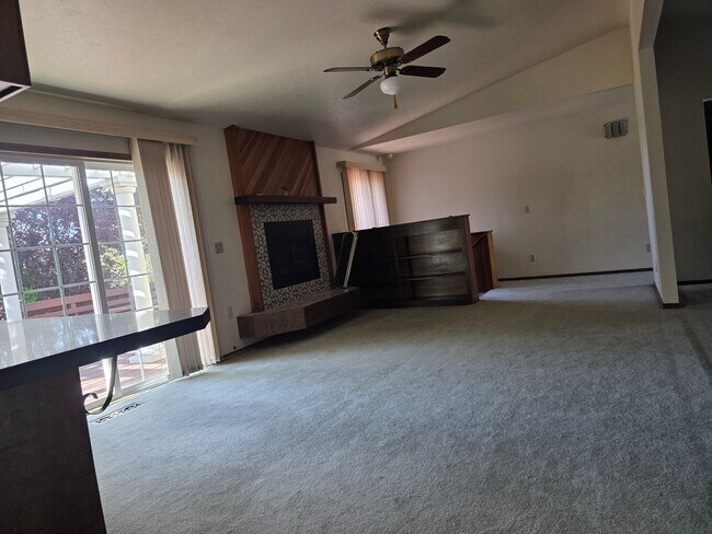 Building Photo - Great Home with Game Room