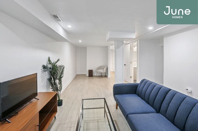 Building Photo - ROOM ONLY in 5-bed/3.5-bath Home