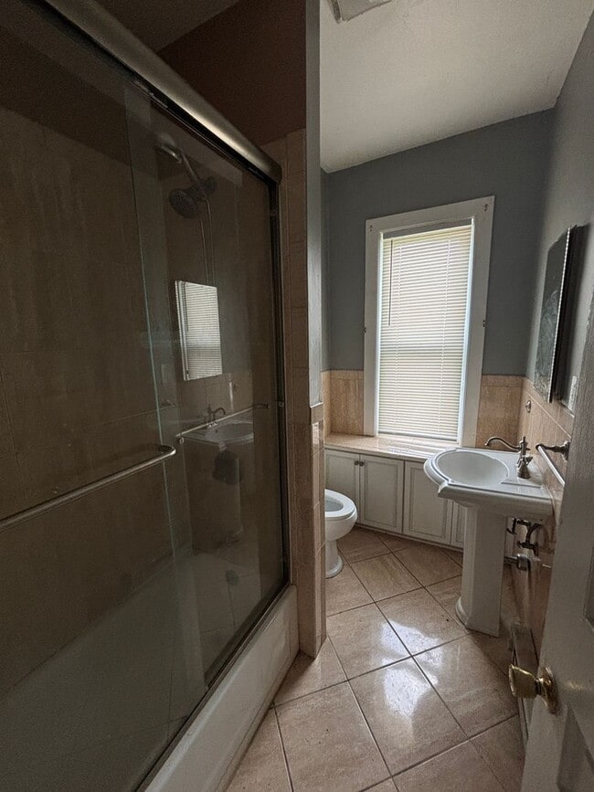 Building Photo - 4 Bedroom 2 bath ready Immediately