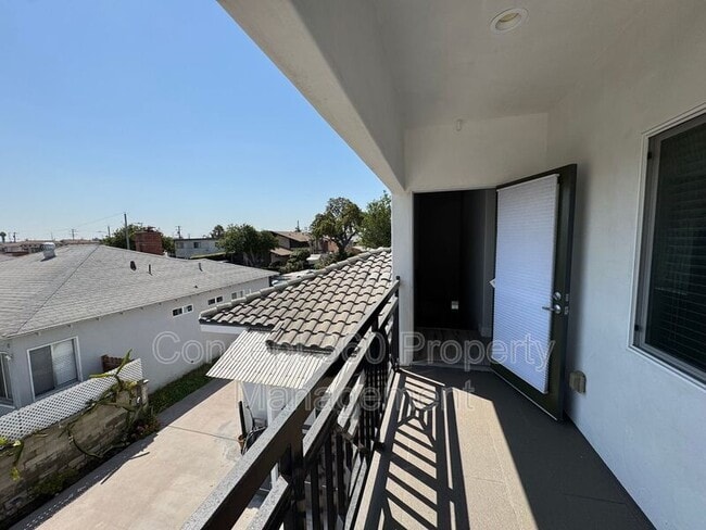 Building Photo - 1143 W 163rd St