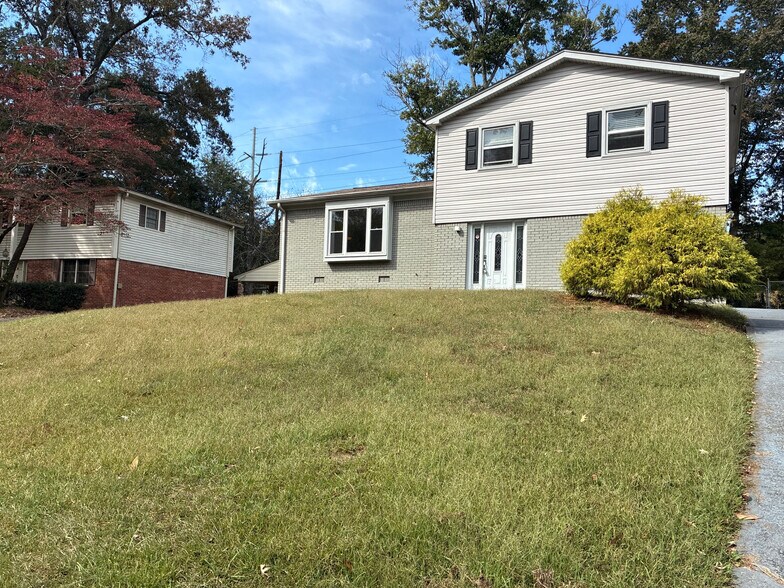 Building Photo - Room in House on Trafalgar Way