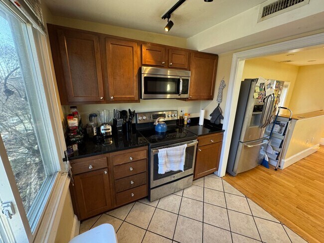 Building Photo - Awesome 6 bed 3.5 bath in Somerville...