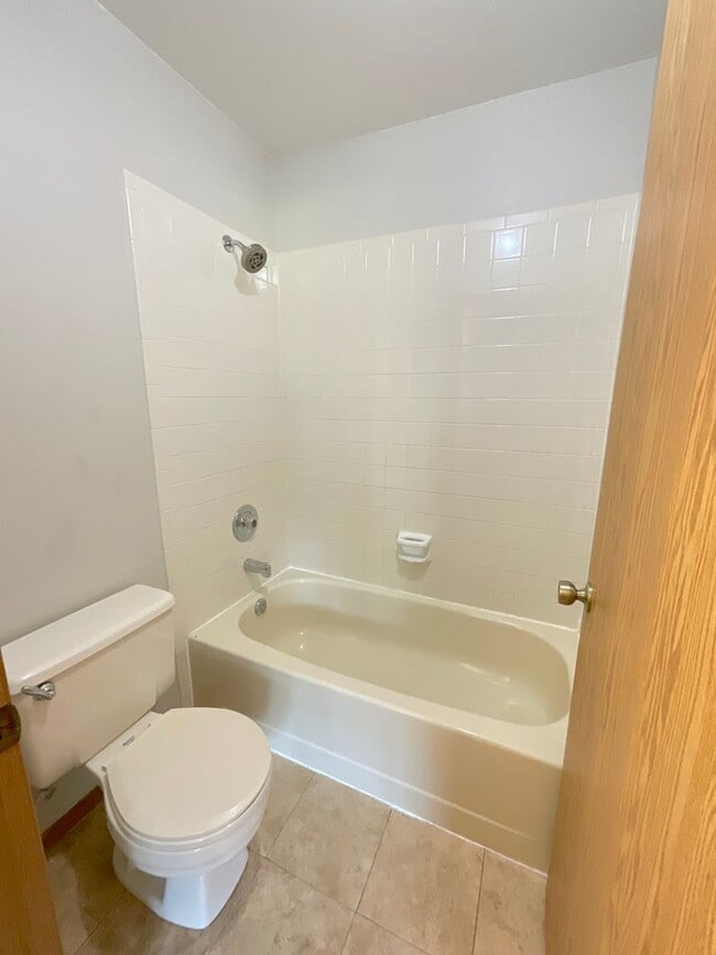 Building Photo - 2 Bedroom Townhome Available Near Austin B...