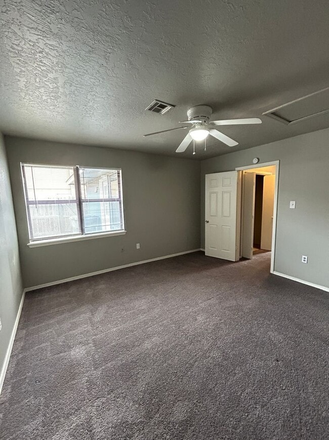 Building Photo - 910 NE Tortoise Dr