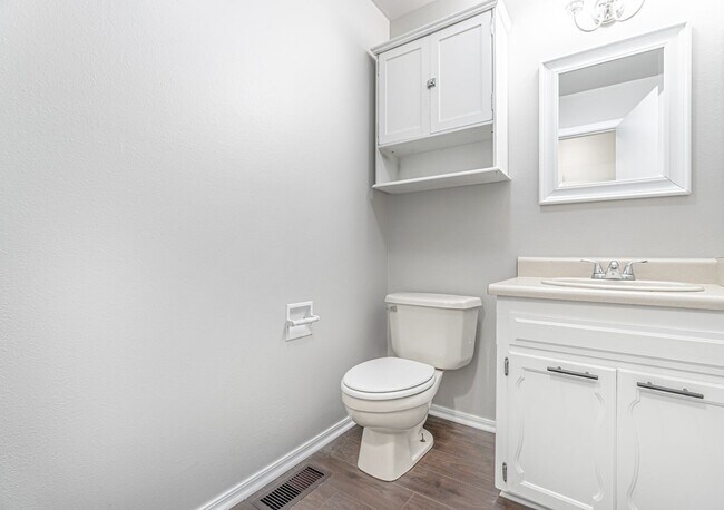 Building Photo - Beautiful home in an established neighborhood with a new roof is waiting for you!