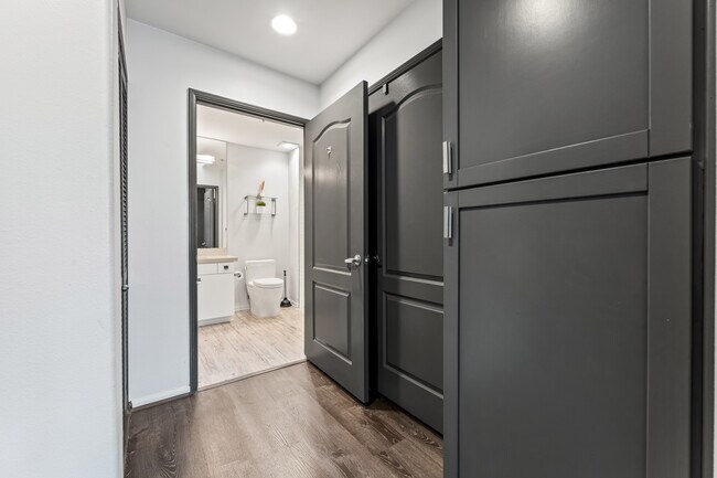 Building Photo - 4060 Glencoe Ave