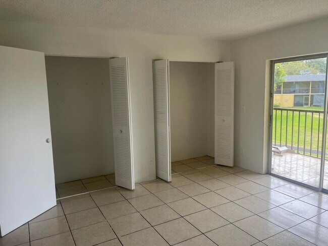 Building Photo - 1626 Meadows Cir W