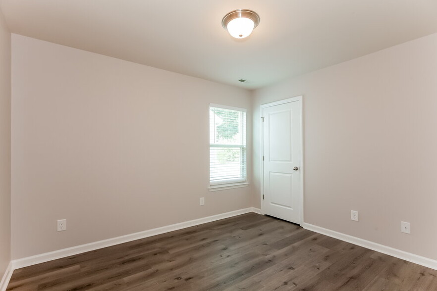 Building Photo - 927 Rook Rd