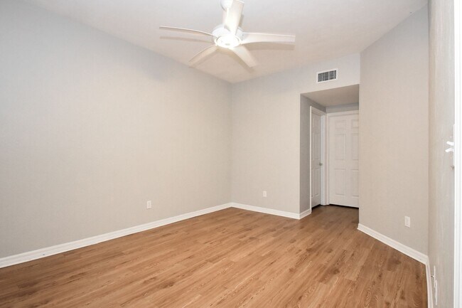 Building Photo - Charming 2BR/2BA End-Unit Condo in Monticello