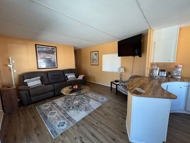 Building Photo - FURNISHED WINTER RETREAT!