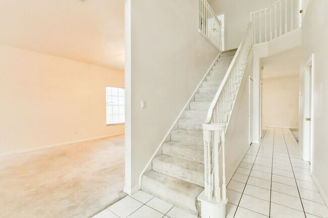 Building Photo - Beautiful Lake front home in West Kissimmee