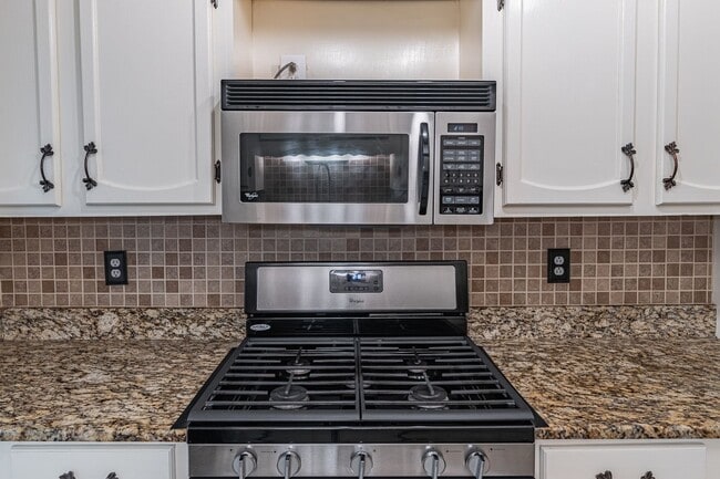 Building Photo - Welcome to this charming 2 bedroom, 2 bath...