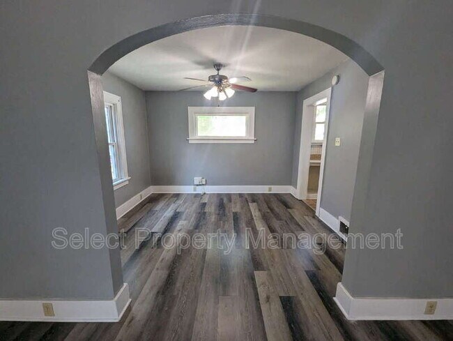 Building Photo - 822 Nuttman Ave