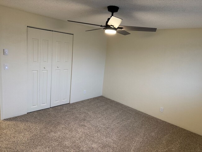 Building Photo - Beautifully updated 2 bedroom 1.5 bath duplex in Springfield!