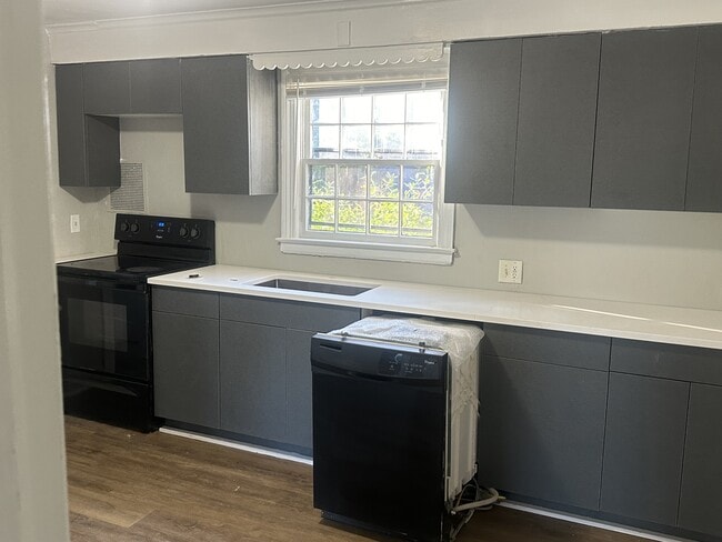 Building Photo - 530 Bellevue Rd