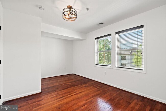 Building Photo - 1241 18th St NE