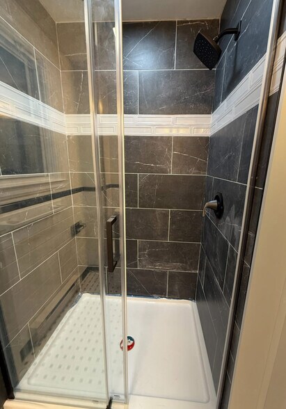 Building Photo - 33 Lake St