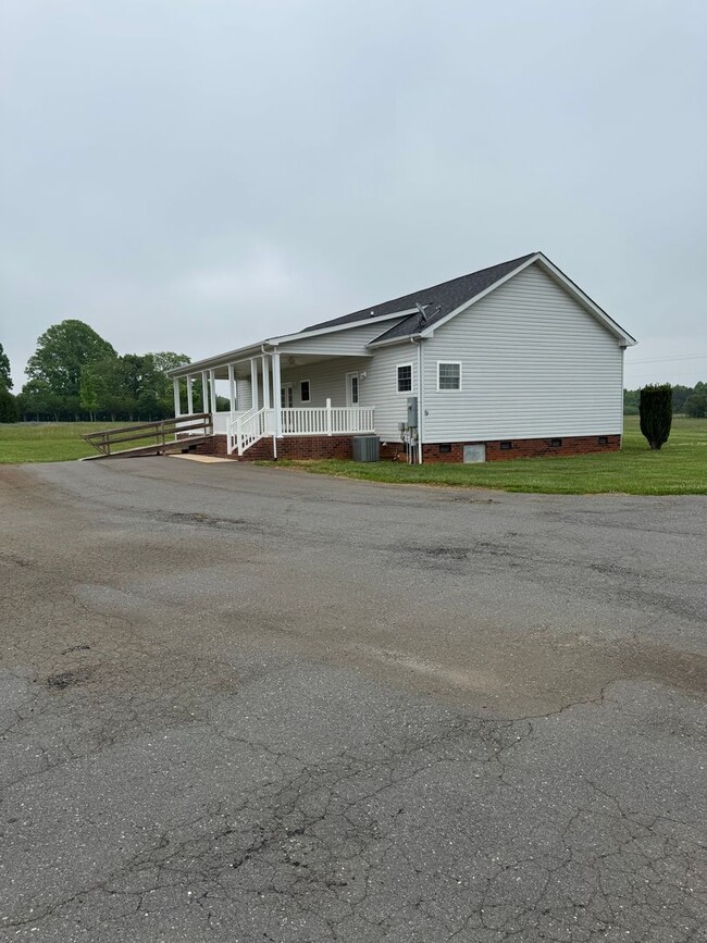 Building Photo - Charming 3 Bed, 2 Bath Home in Maiden – Pe...