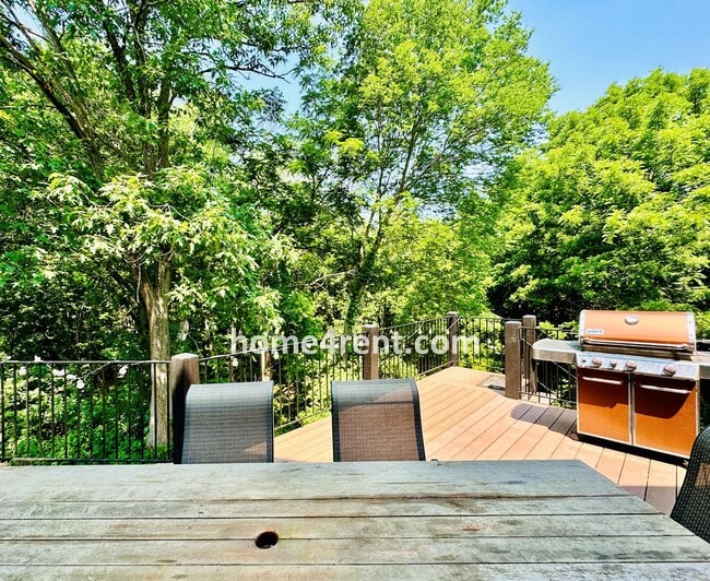 Building Photo - Beautiful Four Bedroom Home in a Quiet Neighborhood w/ an Updated Kitchen, Wood Floors, and a Fin...