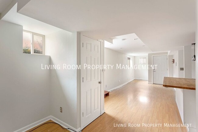 Building Photo - Bright Oversized Basement Apartment in Alb...