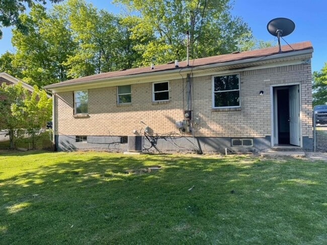 Building Photo - 3 Bed, 1 Bath House with a partially finished basement with fenced back yard