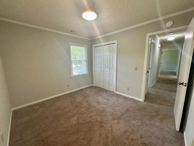 Building Photo - Charming 3 Bedroom Home!