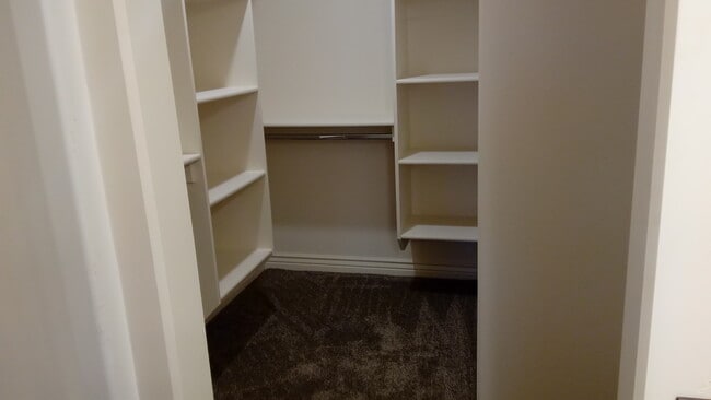 Building Photo - 3 bedroom 2.5 bath Rock Creek Town Home wi...