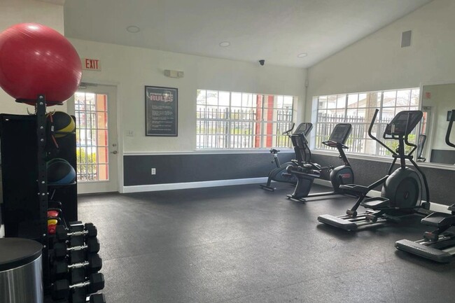 Building Photo - Beautiful 2nd floor Condo with 2 bedrooms ...
