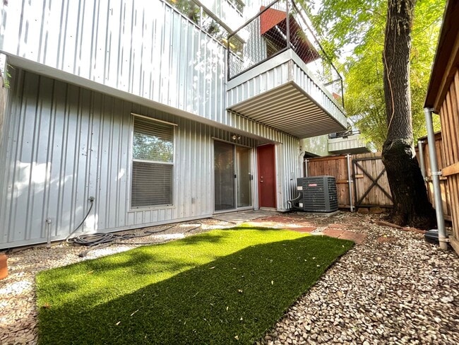 Building Photo - Dallas 3 story Loft