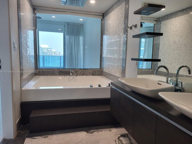 Building Photo - 200 Biscayne Blvd Way