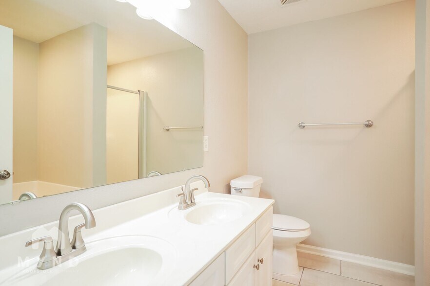 Building Photo - 7032 Beekman Lake Dr