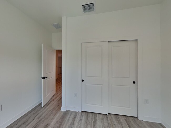 Building Photo - 1118 Bismarck Rd