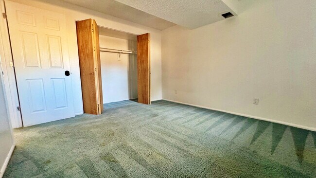 Building Photo - Large Deck & Fenced Backyard in this Lovely 3 Bed 2 Bath 2 Garage Home in Stone Ridge Park!!