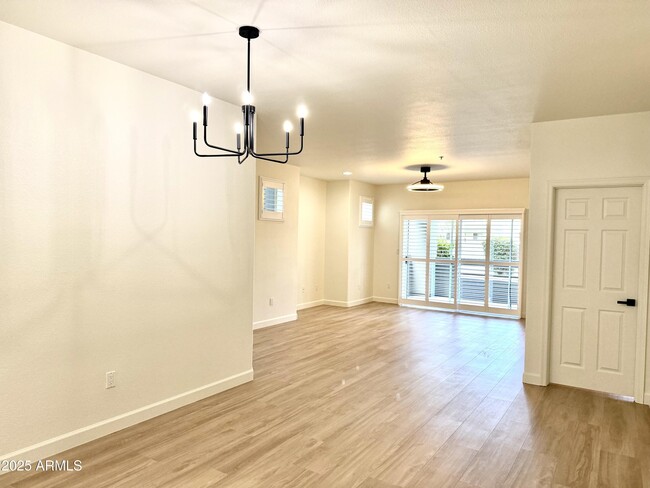 Building Photo - 7401 W Arrowhead Clubhouse Dr