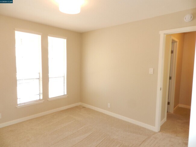 Building Photo - 5519 Roundtree Dr