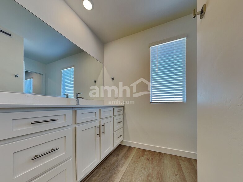 Building Photo - 9549 Harkes Dr